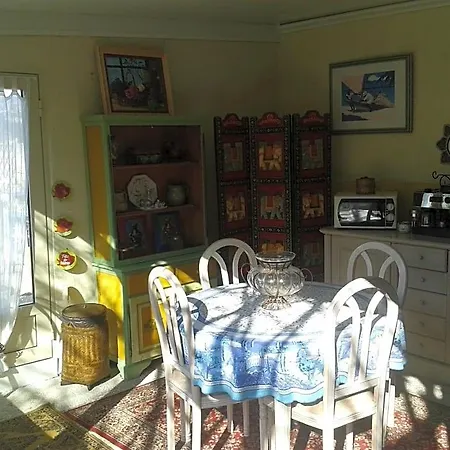 Le Clos Des Cigales Bed & Breakfast 3*