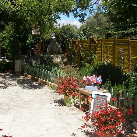 לינה וארוחת בוקר Le Clos Des Cigales