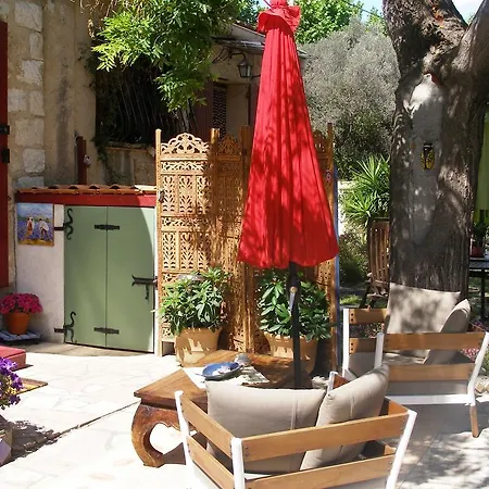 לינה וארוחת בוקר Le Clos Des Cigales 4*